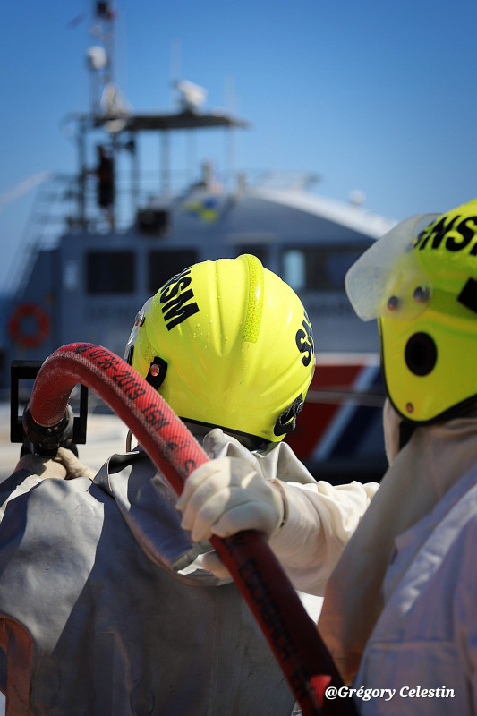 © Grégory Celestin : exercice de mise en oeuvre d'une lance à incendie