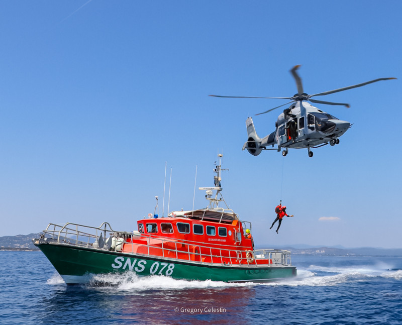 © Grégory Celestin : helitreuillage sur la vedtte tous temps SNS 078 de la station d'Hyères.