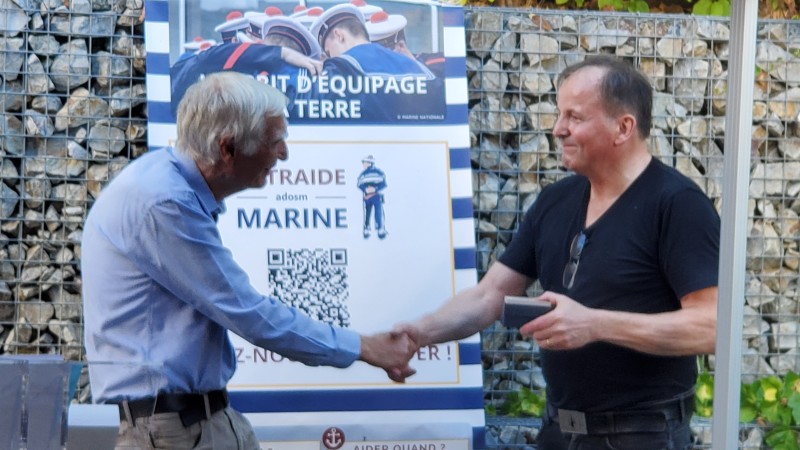 © Christophe Moqueur, délégation régionale de l'Entraide marine : Le maire de Landévennec Roger Lars, remet la médaille frappée de la commune à Eric Berthou peintre et écrivain de la mer, pour son engagement maritime.