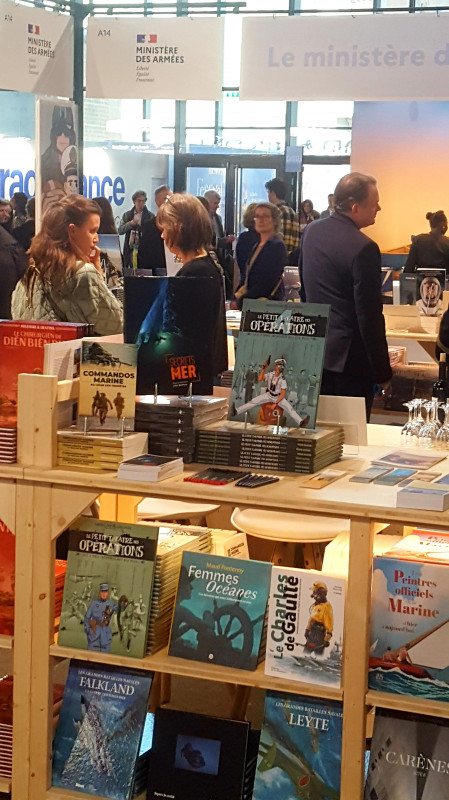 © EB : grande diversité de livres sur le stand du ministère des armées, du roman historique aux bandes dessinées. en passant par les biographies de personnalités...