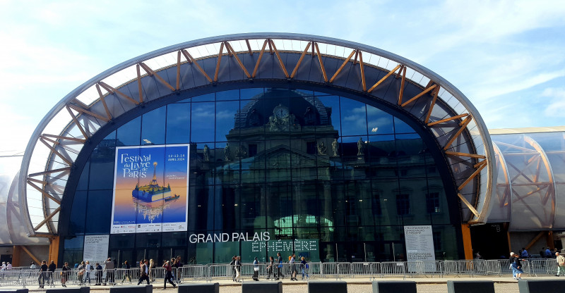 © EB : Façade du grand palais éphémère  au 3 place Joffre dans le 7e arrondissement de Paris.