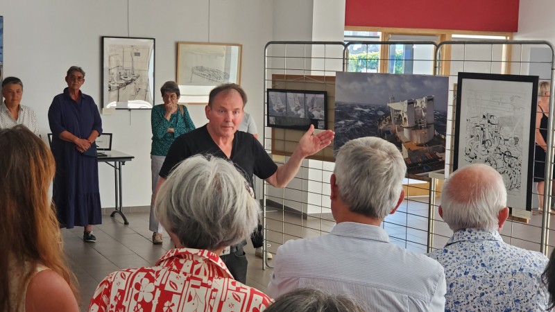 © Christophe Moqueur : présentation par l'artiste de l'exposition lors du vernissage le 10 août dernier à Landévennec