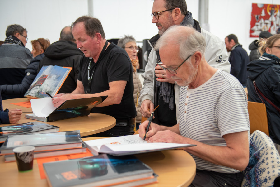 DR : Dédicaces de Secrets de mer, par l'auteur et le commandant de la Frégate L'Hermione, Yann Cariou.